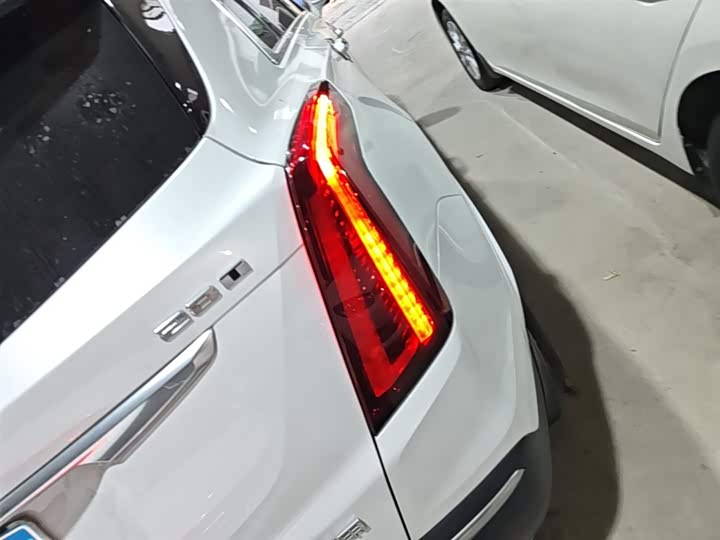 Фото 8 - Cadillac XT5
