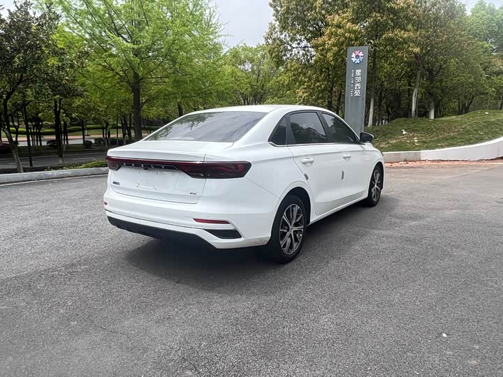 Фото 4 - Geely Emgrand