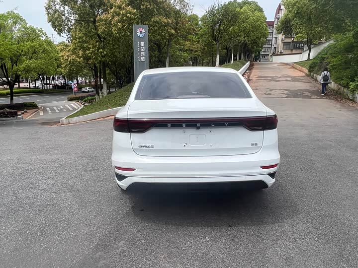 Фото 5 - Geely Emgrand