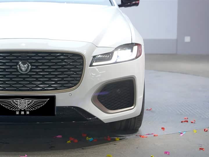 Jaguar XF L 2024 2024款 2.0T P300 四驱旗舰运动鎏金版