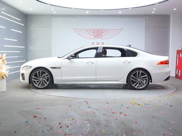Jaguar XF L 2024 2024款 2.0T P300 四驱旗舰运动鎏金版