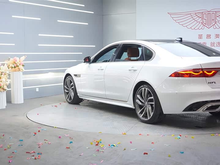 Jaguar XF L 2024 2024款 2.0T P300 四驱旗舰运动鎏金版