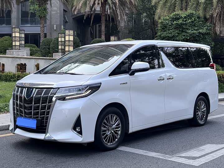 Фото 1 - Toyota Alphard
