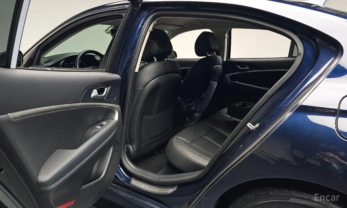 صورة 11 - Genesis G70