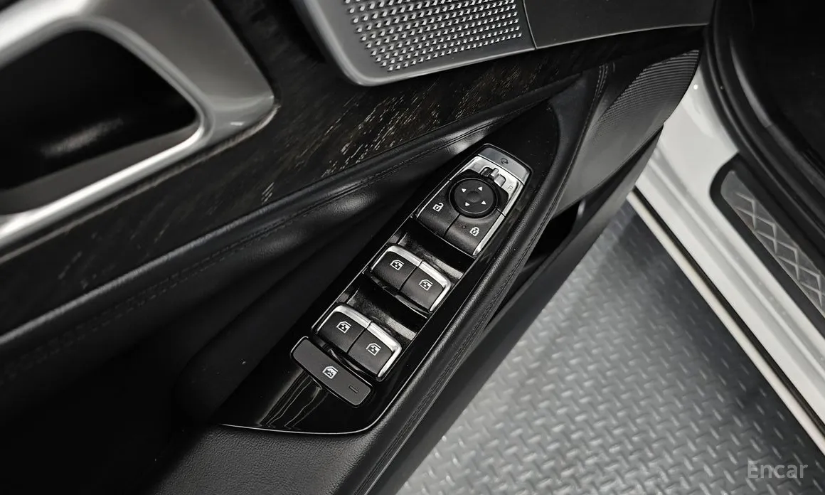 Photo 15 - Kia K8