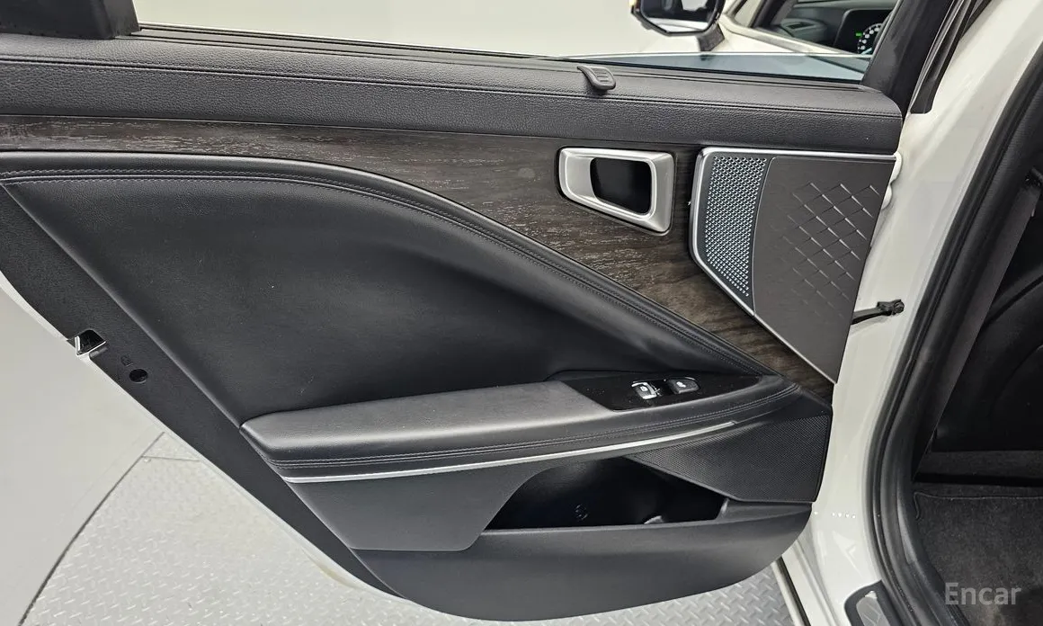 Photo 25 - Kia K8