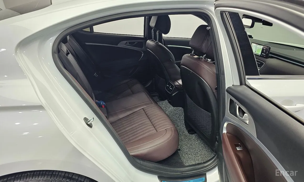 Photo 12 - Genesis G70