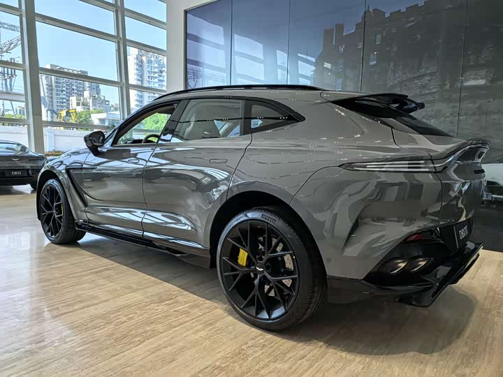 2025 Aston Martin DBX