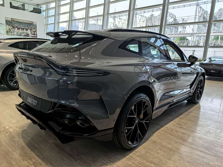 2025 Aston Martin DBX