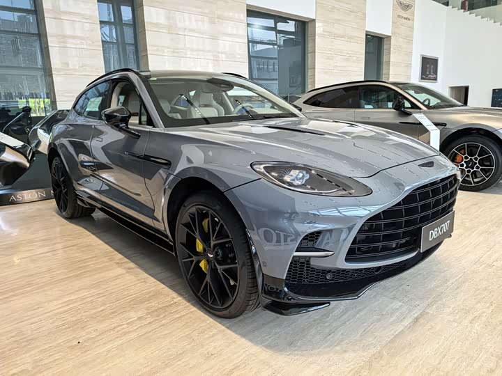 2025 Aston Martin DBX