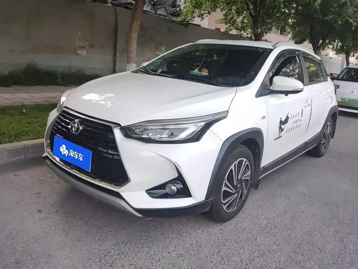 Фото 1 - Toyota Yaris L Hatchback