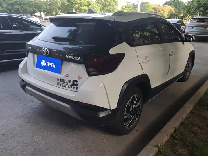Фото 3 - Toyota Yaris L Hatchback