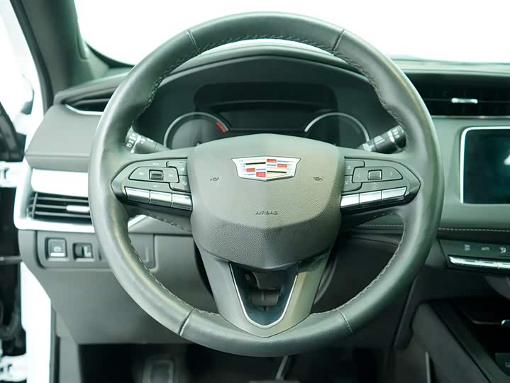 Фото 2 - Cadillac XT4
