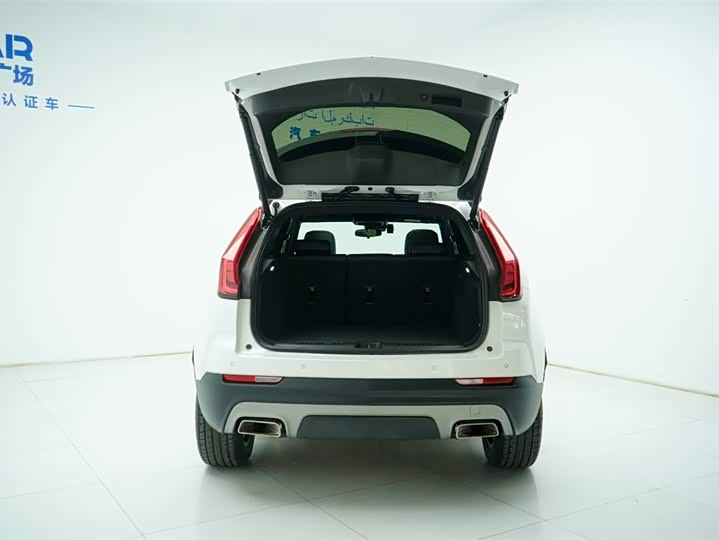 Фото 8 - Cadillac XT4