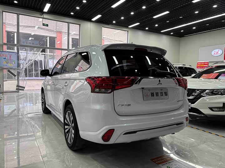 Фото 4 - Mitsubishi Outlander