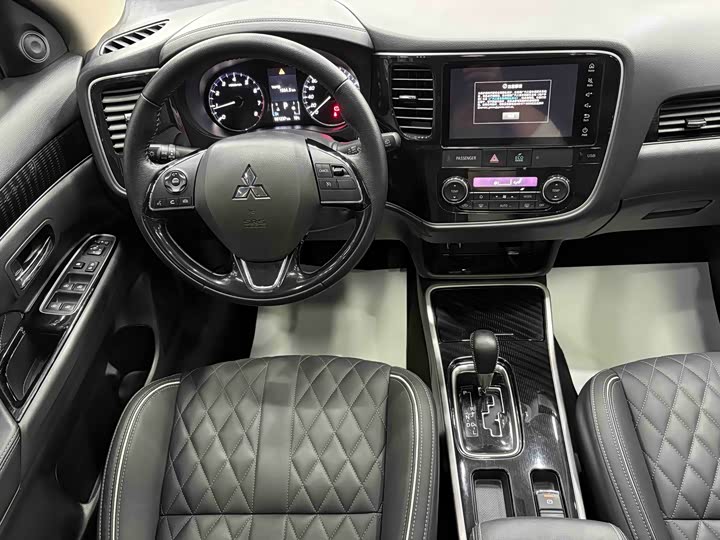 Фото 8 - Mitsubishi Outlander