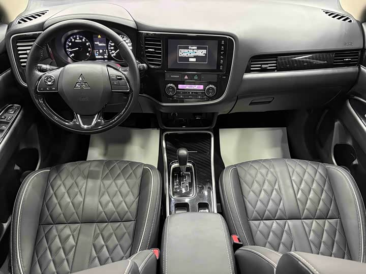 Фото 9 - Mitsubishi Outlander