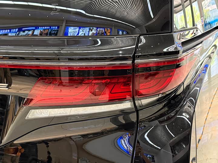 Toyota Vellfire 2025 2025款 皇冠 双擎 2.5L 墨金行政版
