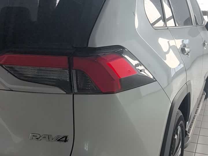 Photo 7 - Toyota RAV4