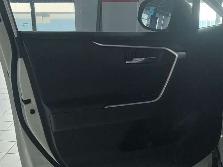 Photo 9 - Toyota RAV4