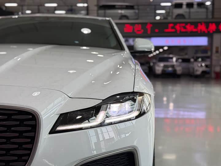 Jaguar XF L 2025 2025款 2.0T P250 两驱尊享豪华版
