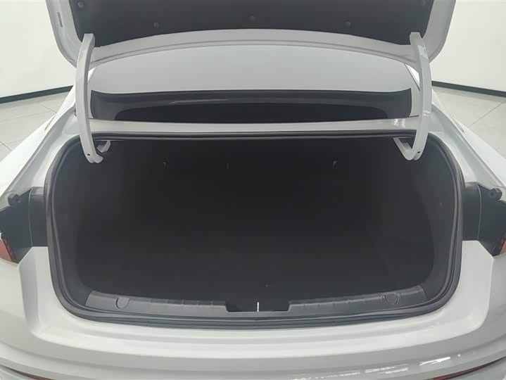 Фото 4 - Geely Preface