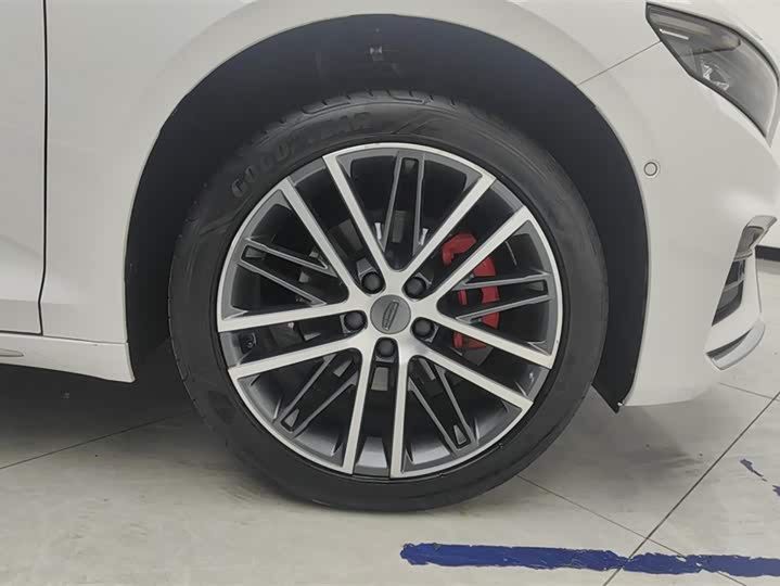 Фото 6 - Geely Preface