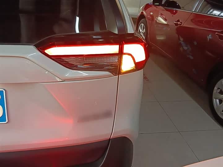 Photo 8 - Toyota RAV4