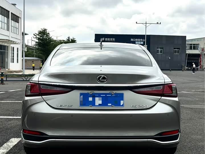 Фото 5 - Lexus ES
