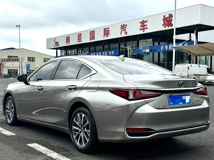 Фото 6 - Lexus ES