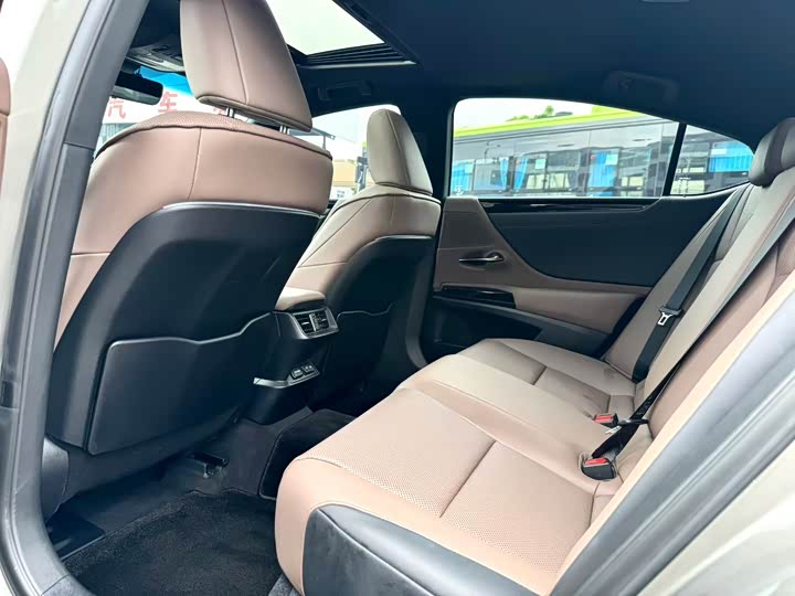 Фото 8 - Lexus ES
