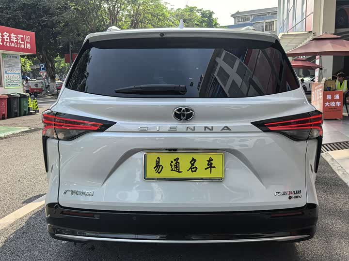 Фото 7 - Toyota Sienna
