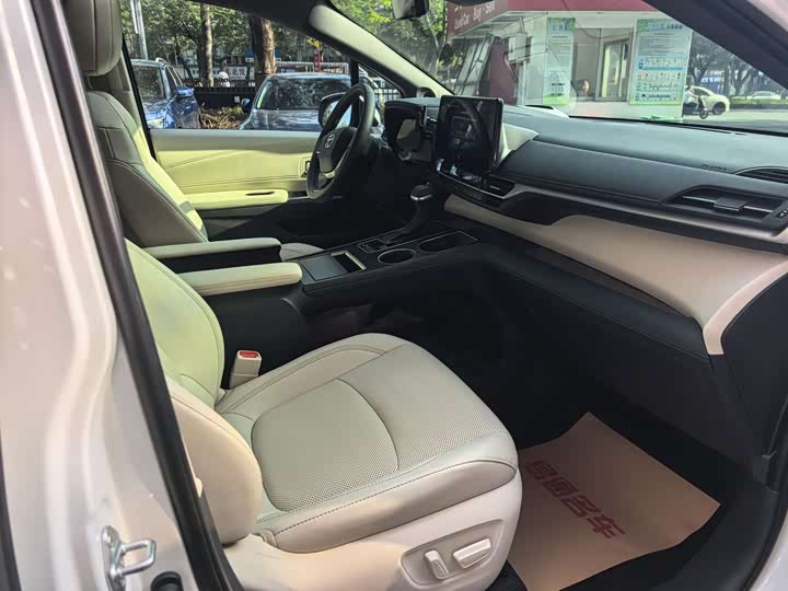 Фото 8 - Toyota Sienna