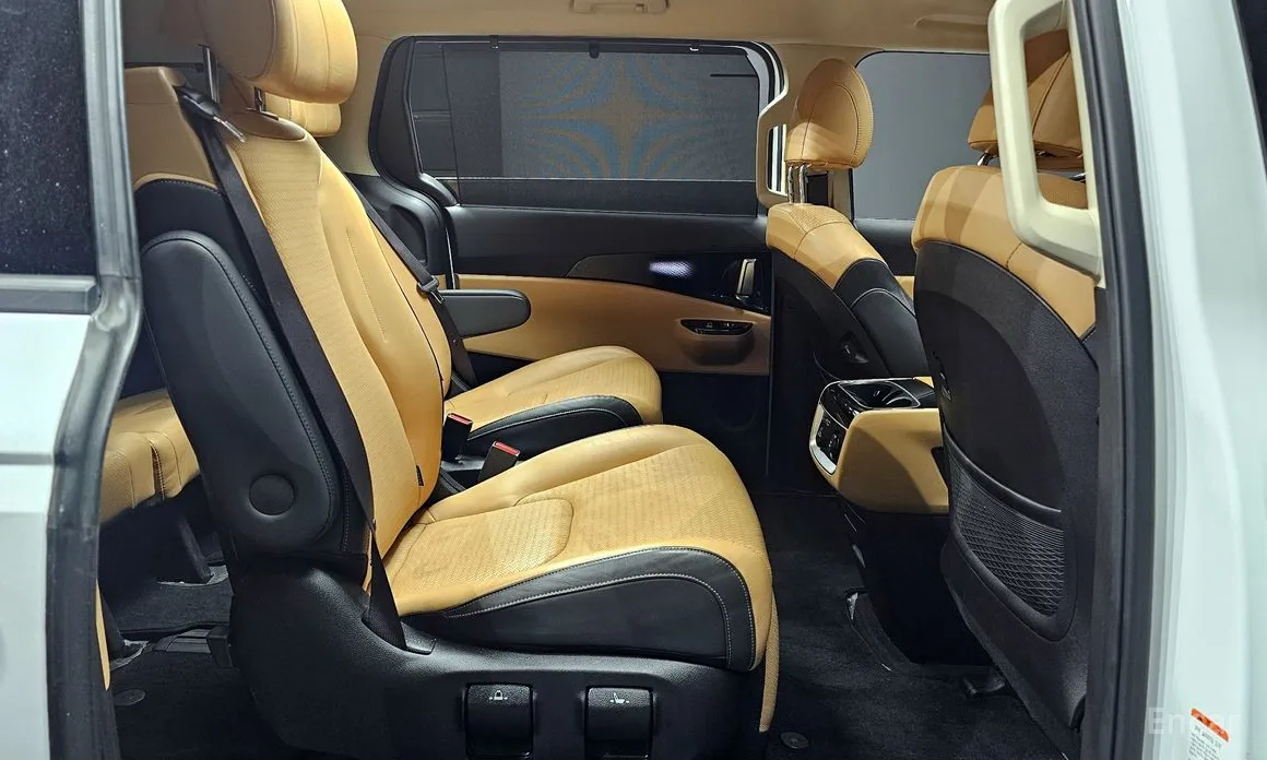 Photo 11 - Kia Carnival