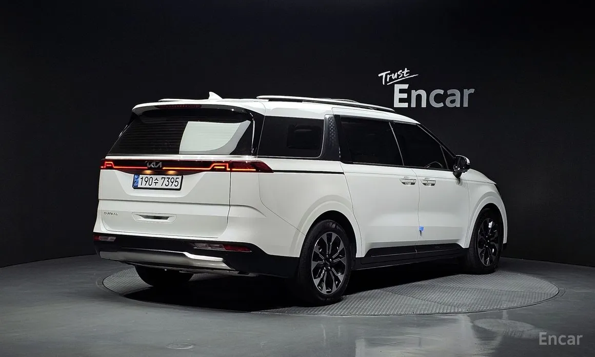 Photo 2 - Kia Carnival