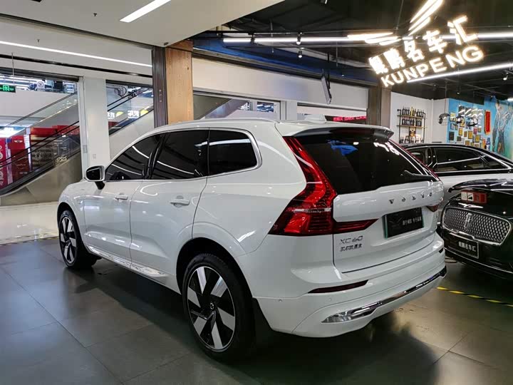 2025 Volvo XC60 Hybrid