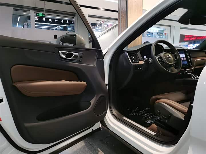 2025 Volvo XC60 Hybrid