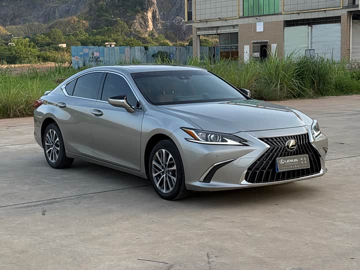 Фото 1 - Lexus ES
