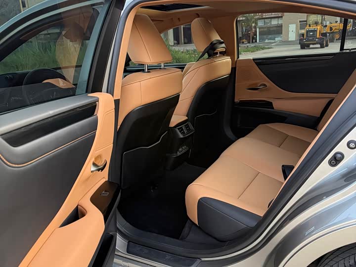 Фото 5 - Lexus ES