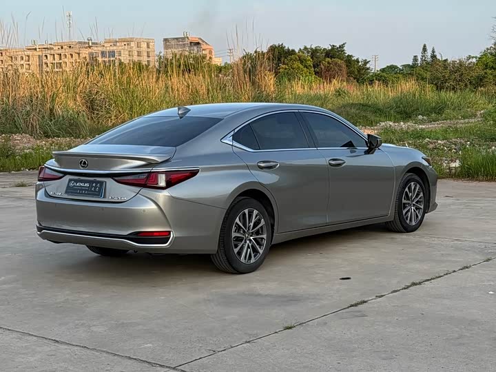 Фото 7 - Lexus ES