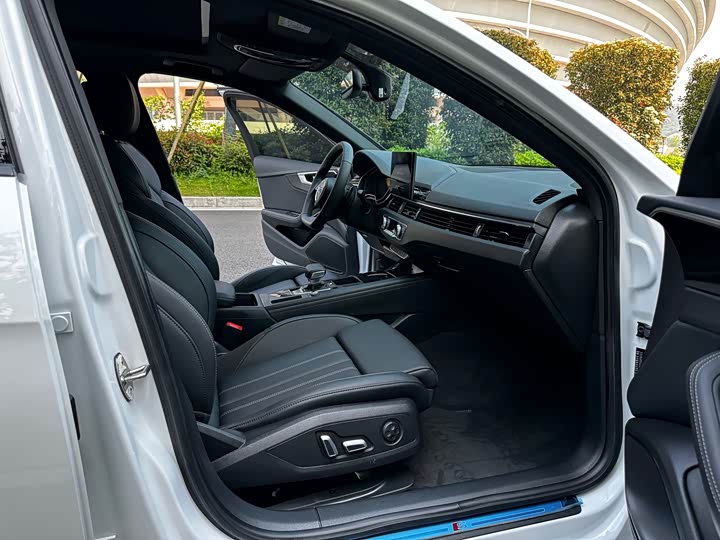 Фото 6 - Audi A4L