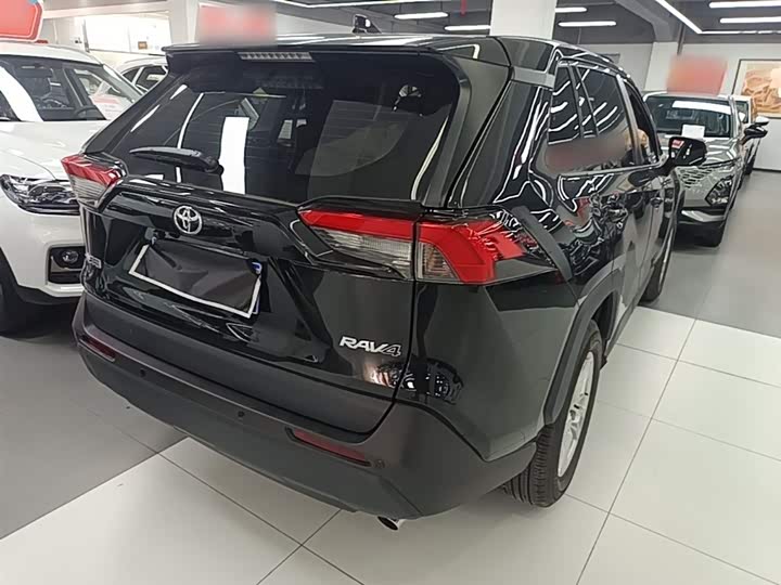 Фото 7 - Toyota RAV4