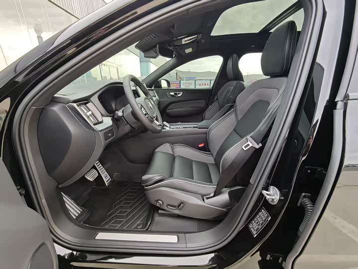 Volvo XC60 2026 2026款 B5 四驱智远极夜黑版