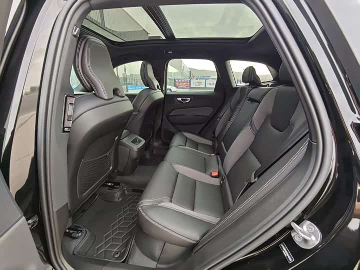 Volvo XC60 2026 2026款 B5 四驱智远极夜黑版