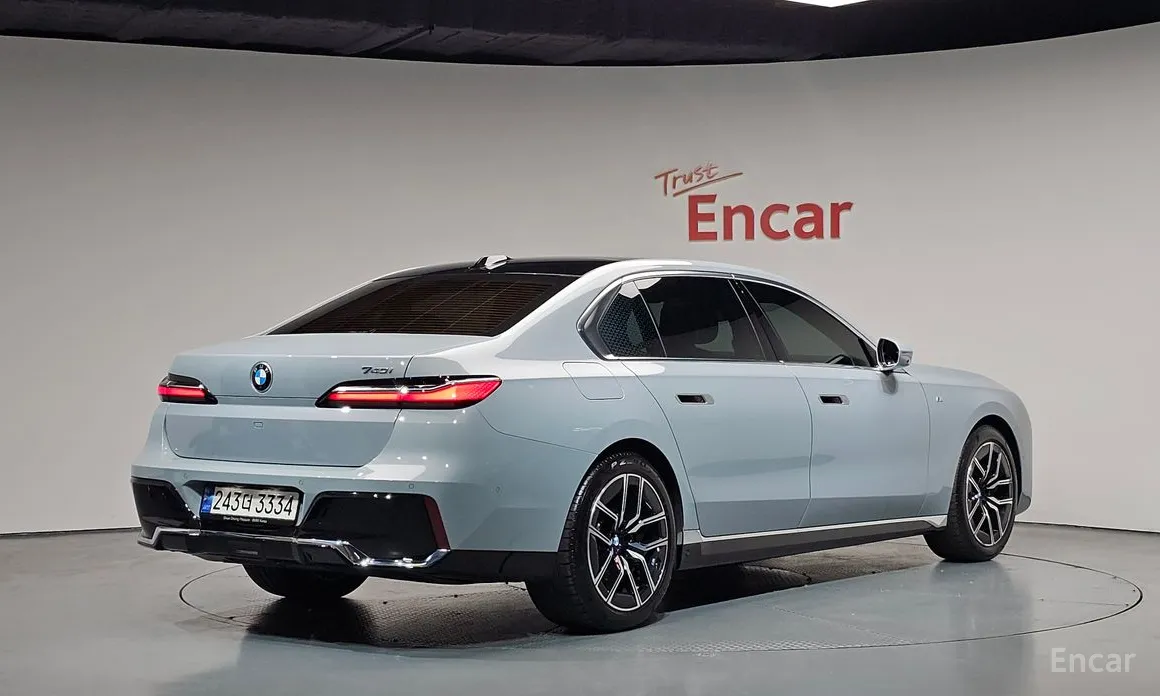 Фото 2 - BMW 7 Series
