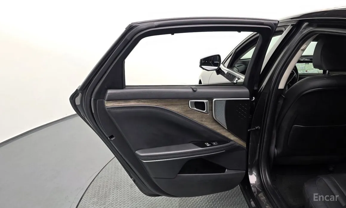 Photo 25 - Kia K8