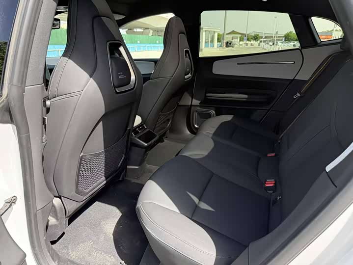 Polestar 4 2024 2024款 单电机标准续航PLUS 双星互联版