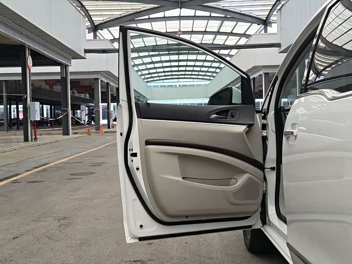 Photo 4 - Buick GL8 ES