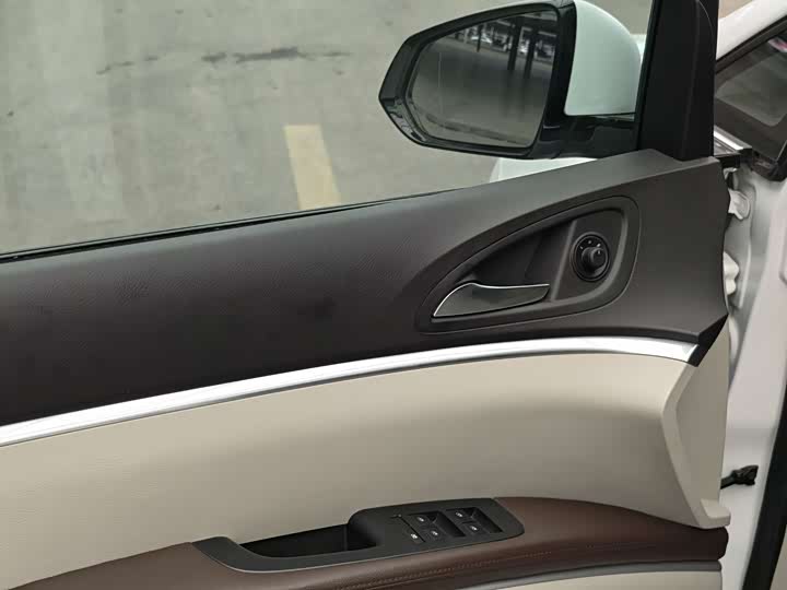 Photo 5 - Buick GL8 ES