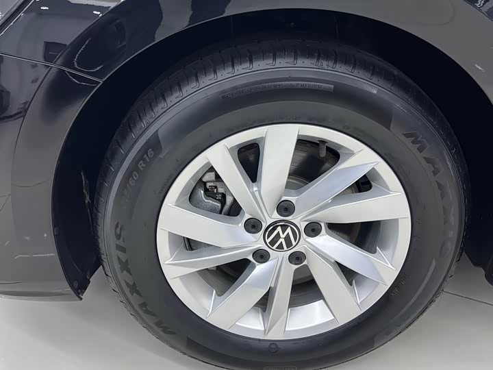 2025 Volkswagen Passat Hybrid